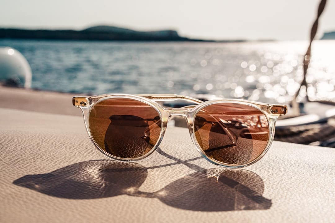 découvrez notre collection élégante de lunettes de soleil, alliant style et protection. trouvez la paire parfaite pour compléter votre look tout en protégeant vos yeux des rayons uv. idéales pour toutes les occasions, nos lunettes de soleil sont conçues pour allier confort et tendance.