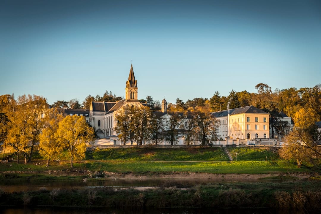 découvrez nos visites guidées passionnantes qui vous plongeront au cœur de l'histoire et de la culture. explorez des lieux emblématiques avec des guides expérimentés, parfaits pour les curieux et les amateurs d'aventure.